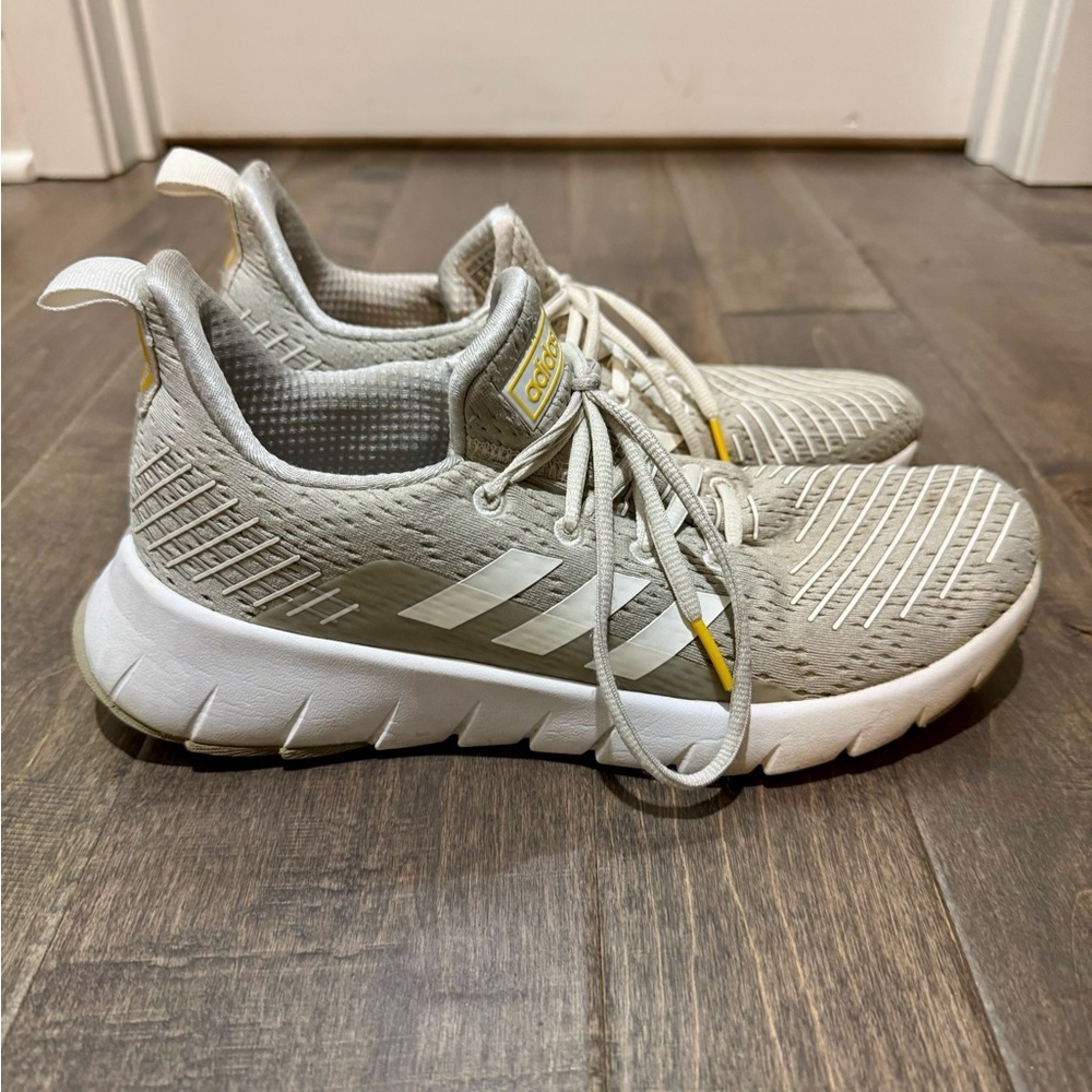 Adidas Women’s Gray Knit Athletic Sneakers Yellow Accents Size 7.5